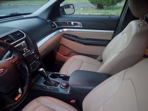 Used 2016 Ford Explorer XLT w/ Equipment Group 202A AWD/4WD image 12