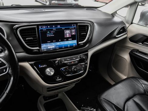 Used 2021 Chrysler Pacifica Touring-L FWD image 21