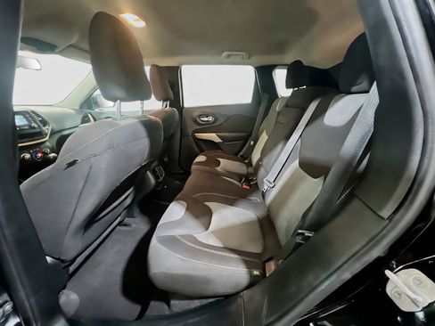 Used 2018 Jeep Cherokee Latitude w/ Altitude Package FWD image 16
