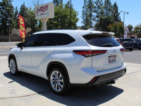 Used 2023 Toyota Highlander Limited FWD image 7
