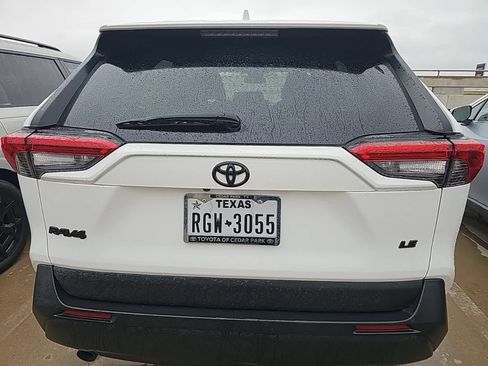 Used 2021 Toyota RAV4 LE image 3