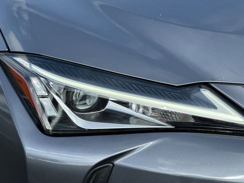 Certified 2021 Lexus UX 200 w/ Accessory Package (Z1) FWD image 11