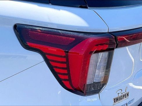 Certified 2025 Ford Explorer Active RWD image 30