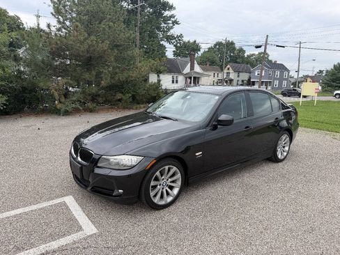 Used 2011 BMW 328i xDrive Sedan AWD/4WD image 1
