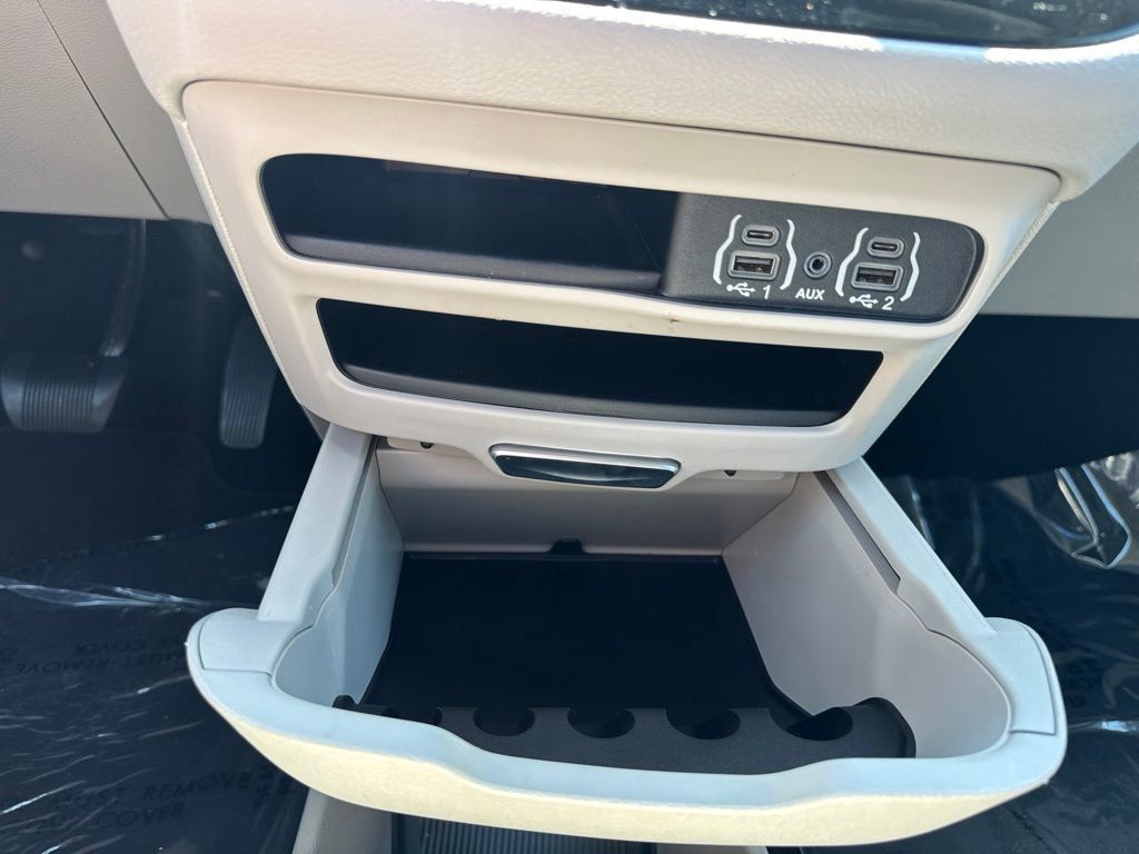 Certified 2024 Chrysler Pacifica Touring-L FWD image 18