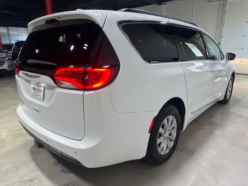 Used 2017 Chrysler Pacifica Touring-L FWD image 7
