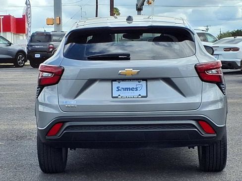 Used 2024 Chevrolet Trax LS w/ LS Convenience Package FWD image 6