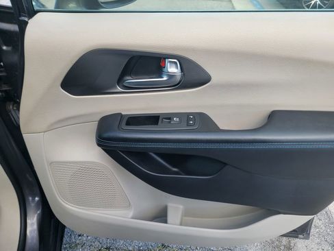 Certified 2021 Chrysler Pacifica Touring-L image 25