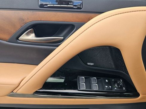 Used 2022 Lexus LX 600 4WD w/ Interior Upgrade Package image 17