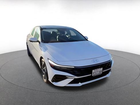 Used 2025 Hyundai Elantra Limited image 3