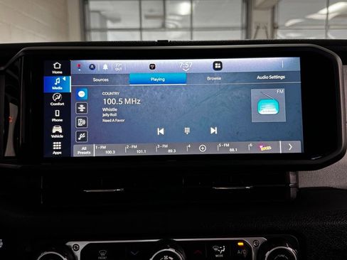 Certified 2024 Jeep Gladiator Sport AWD/4WD image 15
