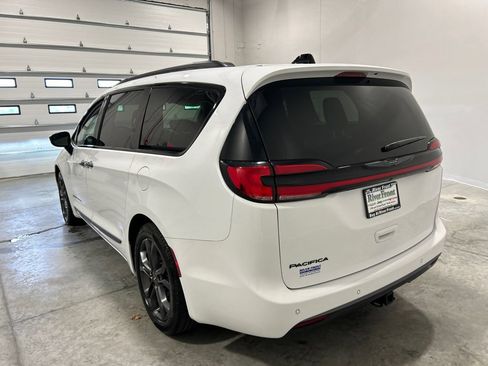Used 2024 Chrysler Pacifica Touring-L w/ Road Tripper Package FWD image 8