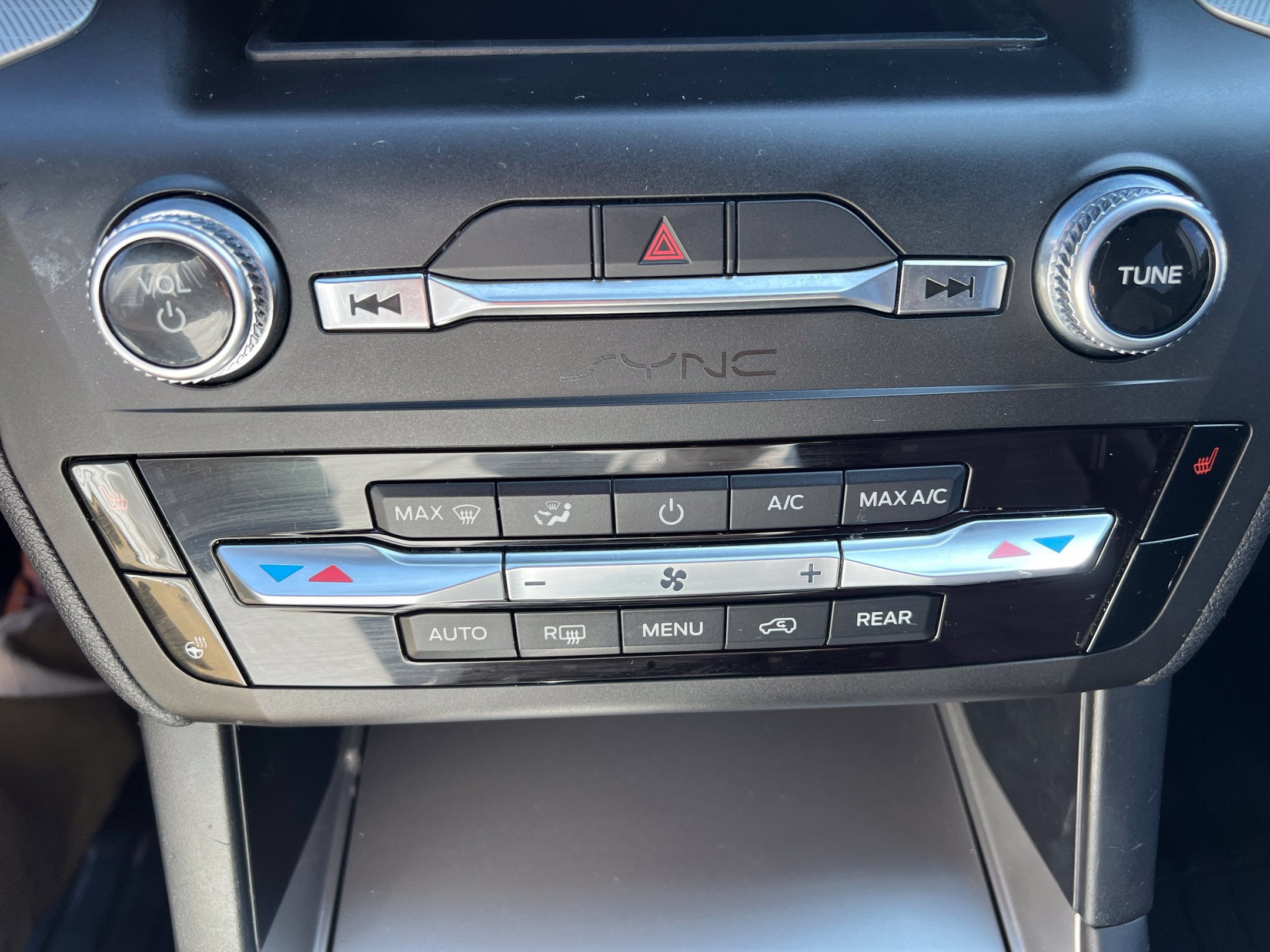 Used 2020 Ford Explorer XLT w/ Comfort Package AWD/4WD image 27