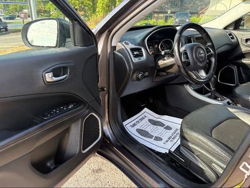 Used 2019 Jeep Compass Latitude image 12