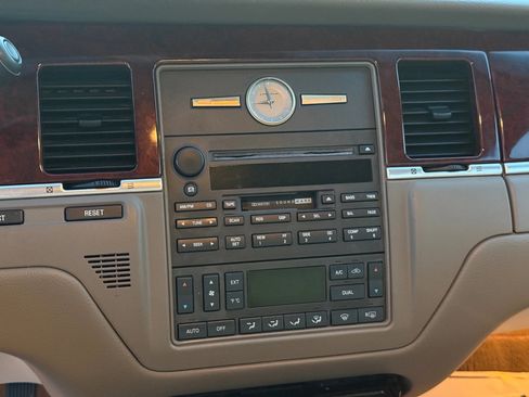 Used 2004 Lincoln Town Car Ultimate image 14