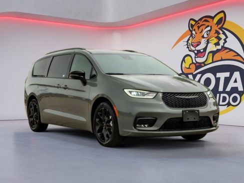 Used 2025 Chrysler Pacifica Limited FWD image 3