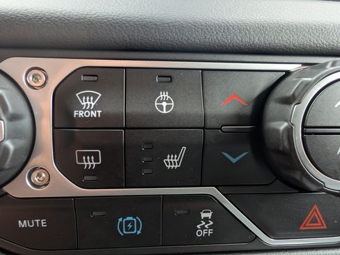 Used 2025 Jeep Wrangler Unlimited Sahara AWD/4WD image 31