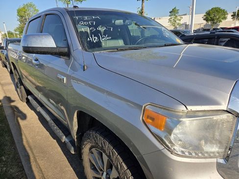 Used 2017 Toyota Tundra Limited w/ Limited Premium Package AWD/4WD image 9