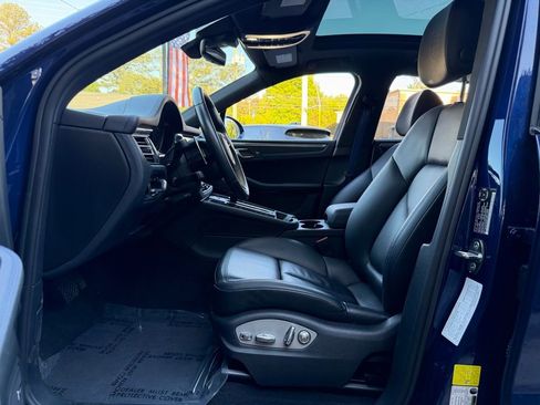 Used 2023 Porsche Macan Turbo image 25