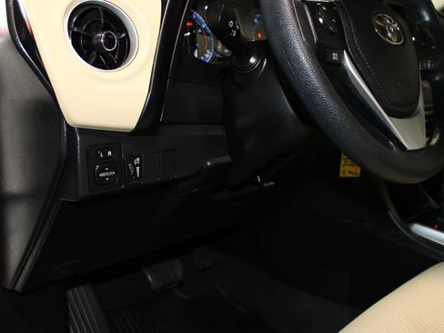 Used 2018 Toyota Corolla LE FWD image 21