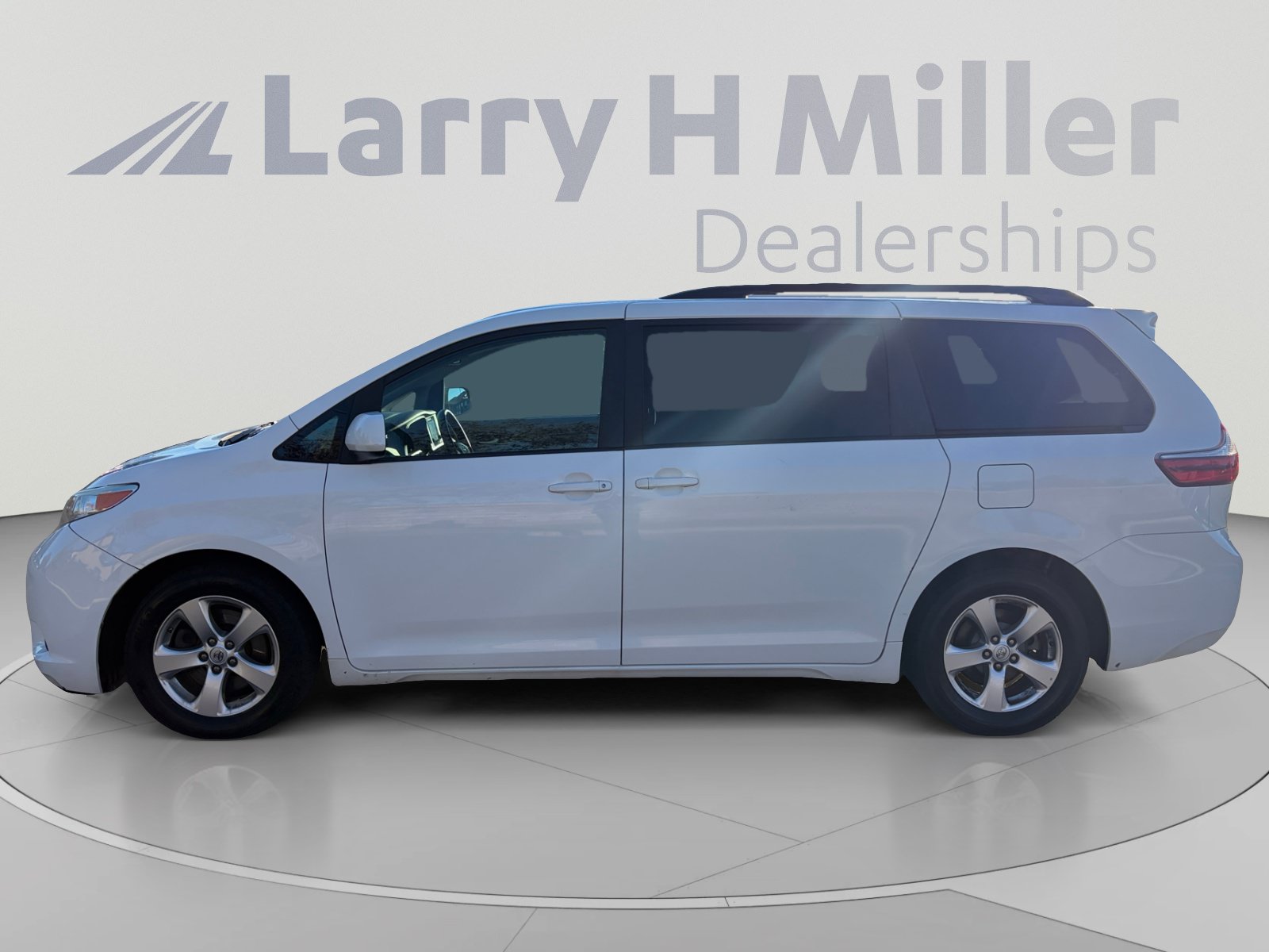 Used 2017 Toyota Sienna LE FWD image 2