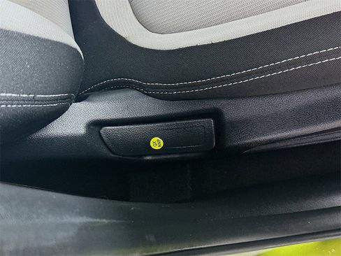 Used 2024 Hyundai Venue SEL image 22