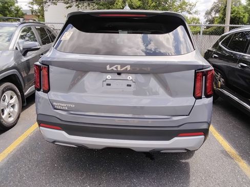 Used 2025 Kia Sorento LX FWD image 7
