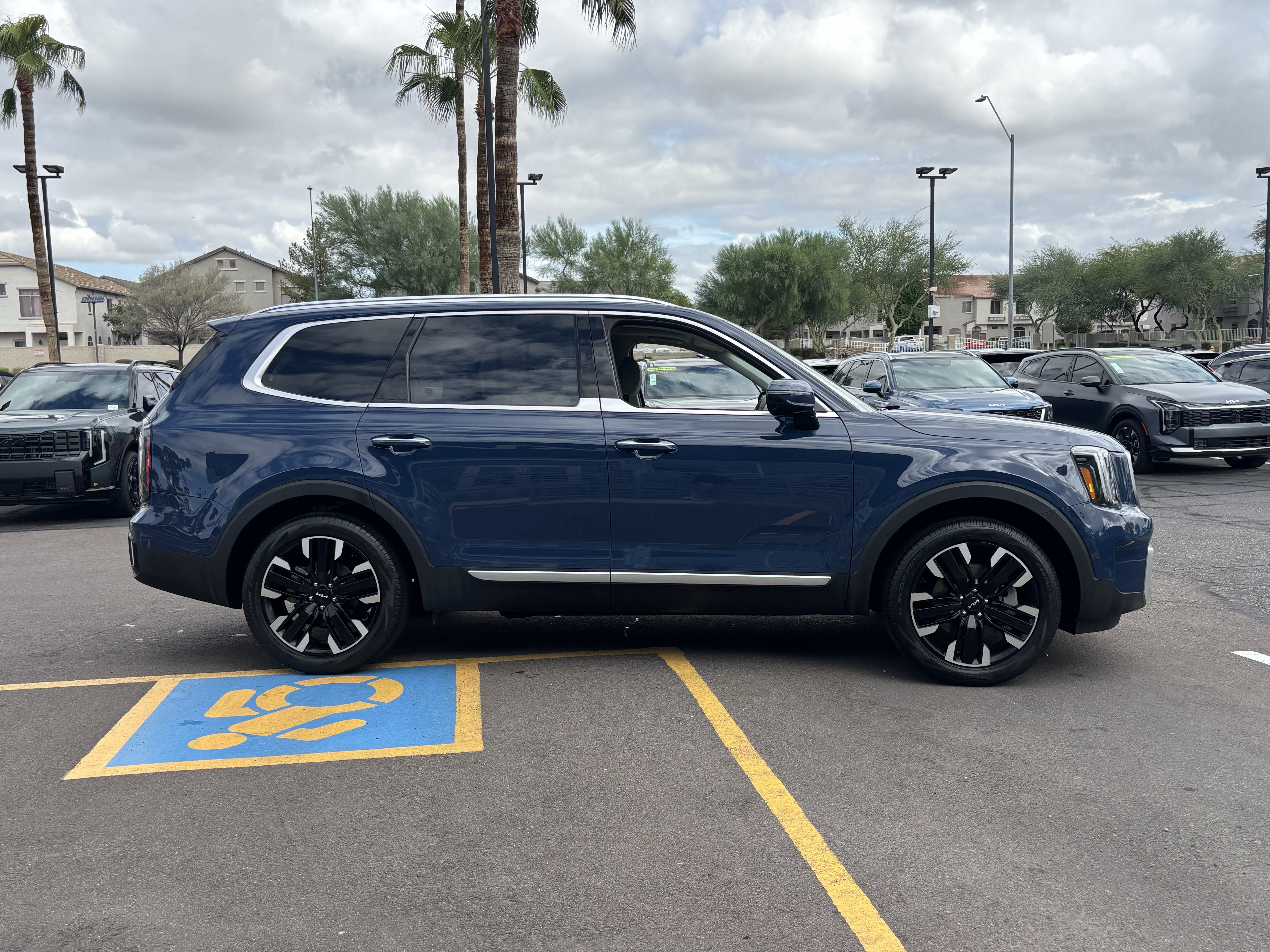 Certified 2024 Kia Telluride SX w/ Towing Package FWD image 2