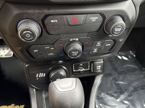 Used 2020 Jeep Renegade Latitude w/ Cold Weather Group AWD/4WD image 25