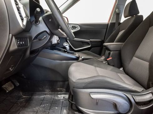 Used 2025 Kia Soul LX w/ LX Technology Package FWD image 11