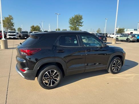 Used 2025 Chevrolet TrailBlazer LT AWD/4WD image 3