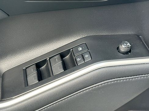 Used 2022 Toyota Highlander XLE AWD/4WD image 13