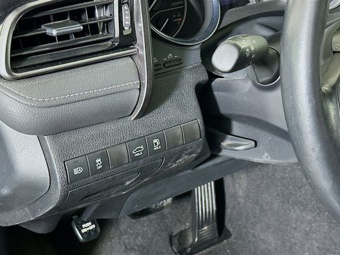 Used 2020 Toyota Camry SE image 16