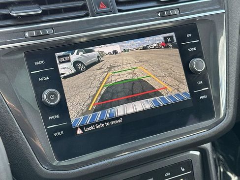 Used 2023 Volkswagen Tiguan SE w/ Panoramic Sunroof Package image 29