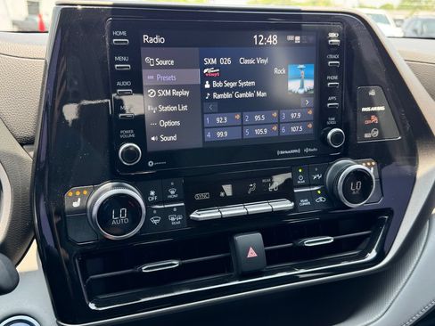 Used 2021 Toyota Highlander XLE AWD/4WD image 26