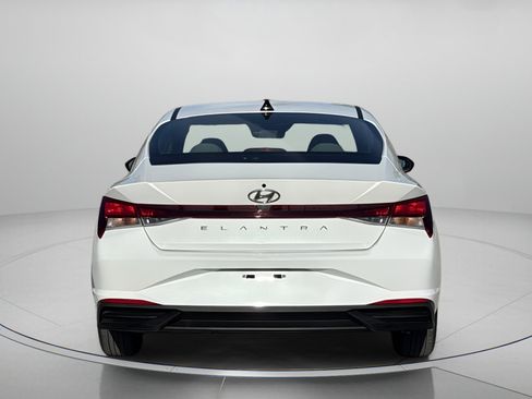 Used 2021 Hyundai Elantra SE image 4