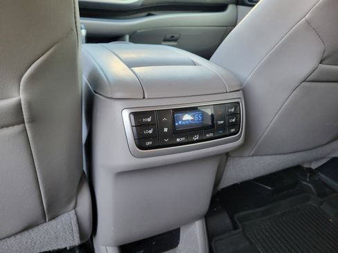 Used 2018 Toyota Highlander Limited Platinum FWD image 11