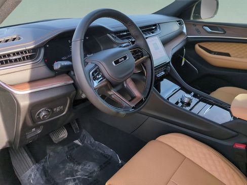 New 2025 Jeep Grand Cherokee L Summit w/ MOPAR Finishing Package AWD/4WD image 11