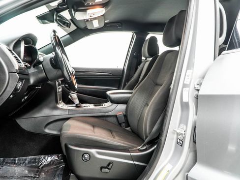 Used 2021 Jeep Grand Cherokee Laredo image 16