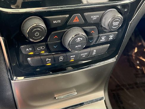 Used 2022 Jeep Grand Cherokee Limited image 16