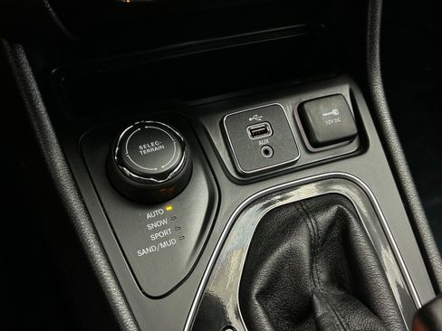 Used 2019 Jeep Cherokee Limited AWD/4WD image 11