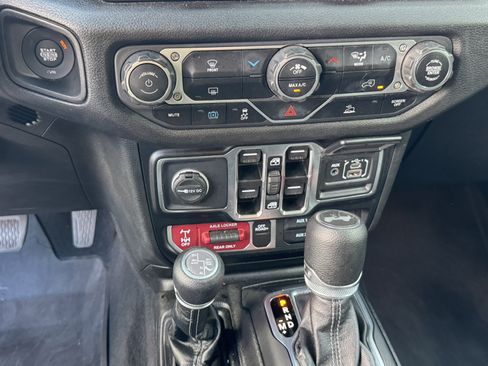 Used 2025 Jeep Wrangler Willys AWD/4WD image 28