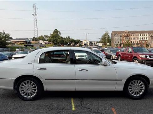 Used 2003 Lincoln Town Car Executive RWD image 12