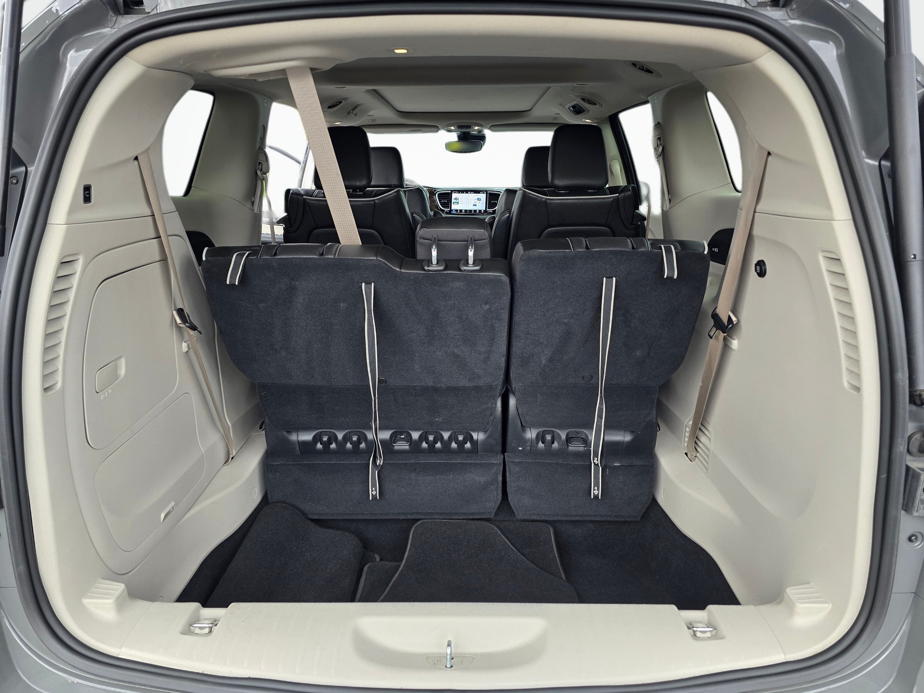 Used 2022 Chrysler Pacifica Limited FWD image 11