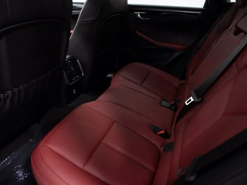 Certified 2025 Porsche Macan image 27