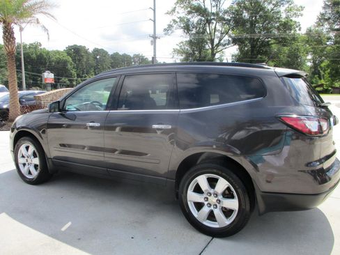 Used 2017 Chevrolet Traverse LT w/ Style and Technology Package FWD image 7