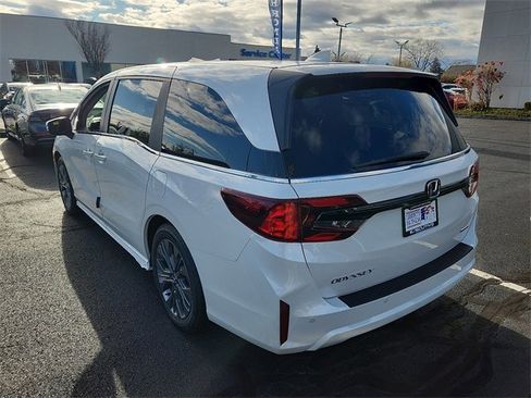 New 2026 Honda Odyssey Touring image 4