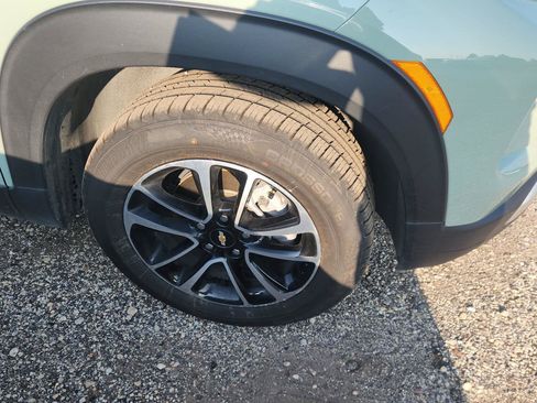Used 2025 Chevrolet TrailBlazer LT AWD/4WD image 2