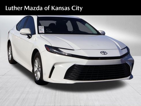 Used 2025 Toyota Camry LE w/ Convenience Package image 1