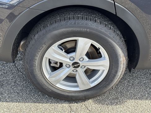 Certified 2025 Kia Sorento LX image 17